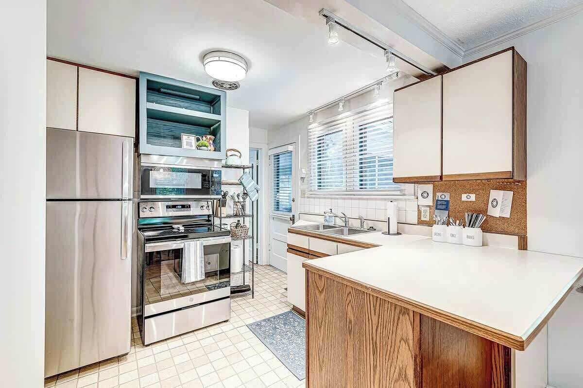 Een koelkast, een magnetron, een oven, een vaatwasser