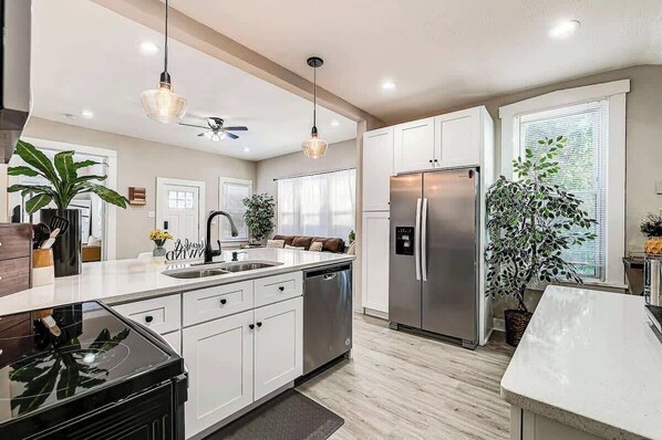 Fridge, microwave, oven, dishwasher - Sunshine Haven: In Bates Hendricks, Near Downtown (Indianapolis)