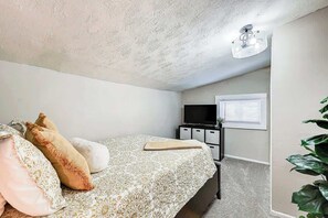 3 bedrooms, iron/ironing board, WiFi, bed sheets - Sunshine Haven: In Bates Hendricks, Near Downtown (Indianapolis)