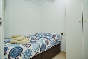 1 chambre, fer et planche Ă repasser, Wi-Fi gratuit, draps fournis