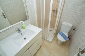 Douche, sĂšche-cheveux, serviettes fournies