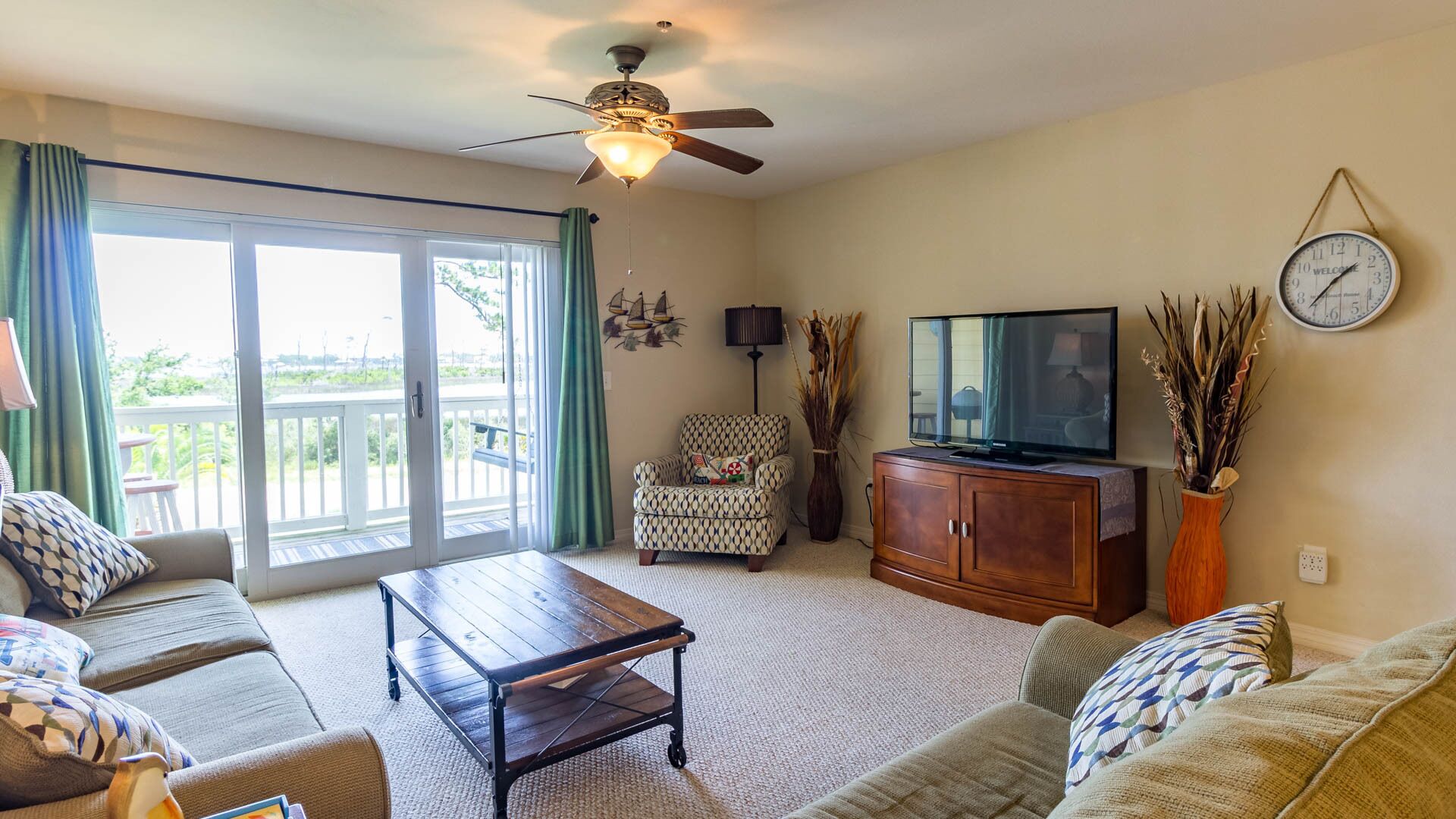 Beachy Daze: Great Views, Pool, Beach, & 2 Kayaks!