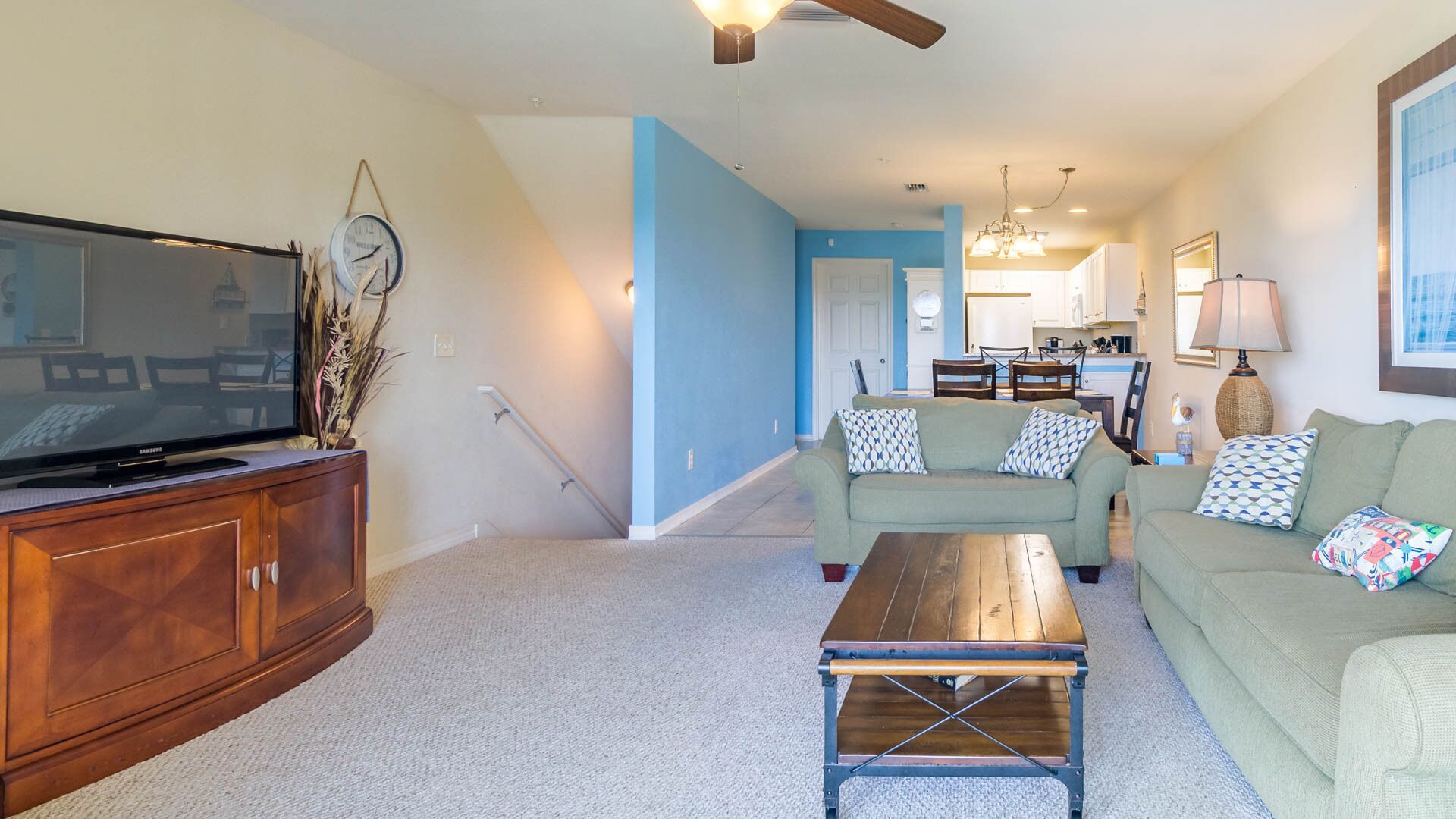 Beachy Daze: Great Views, Pool, Beach, & 2 Kayaks!