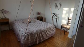 6 bedrooms, travel crib