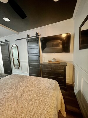 1 bedroom, desk, iron/ironing board, travel crib - Historic Romance Studio B (Haines City)