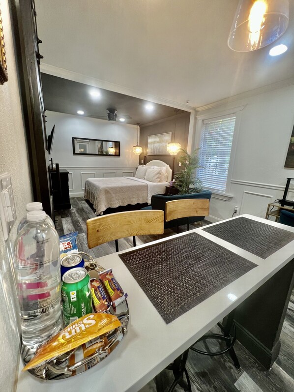 1 habitación, escritorio, tabla de planchar con plancha y cuna de viaje