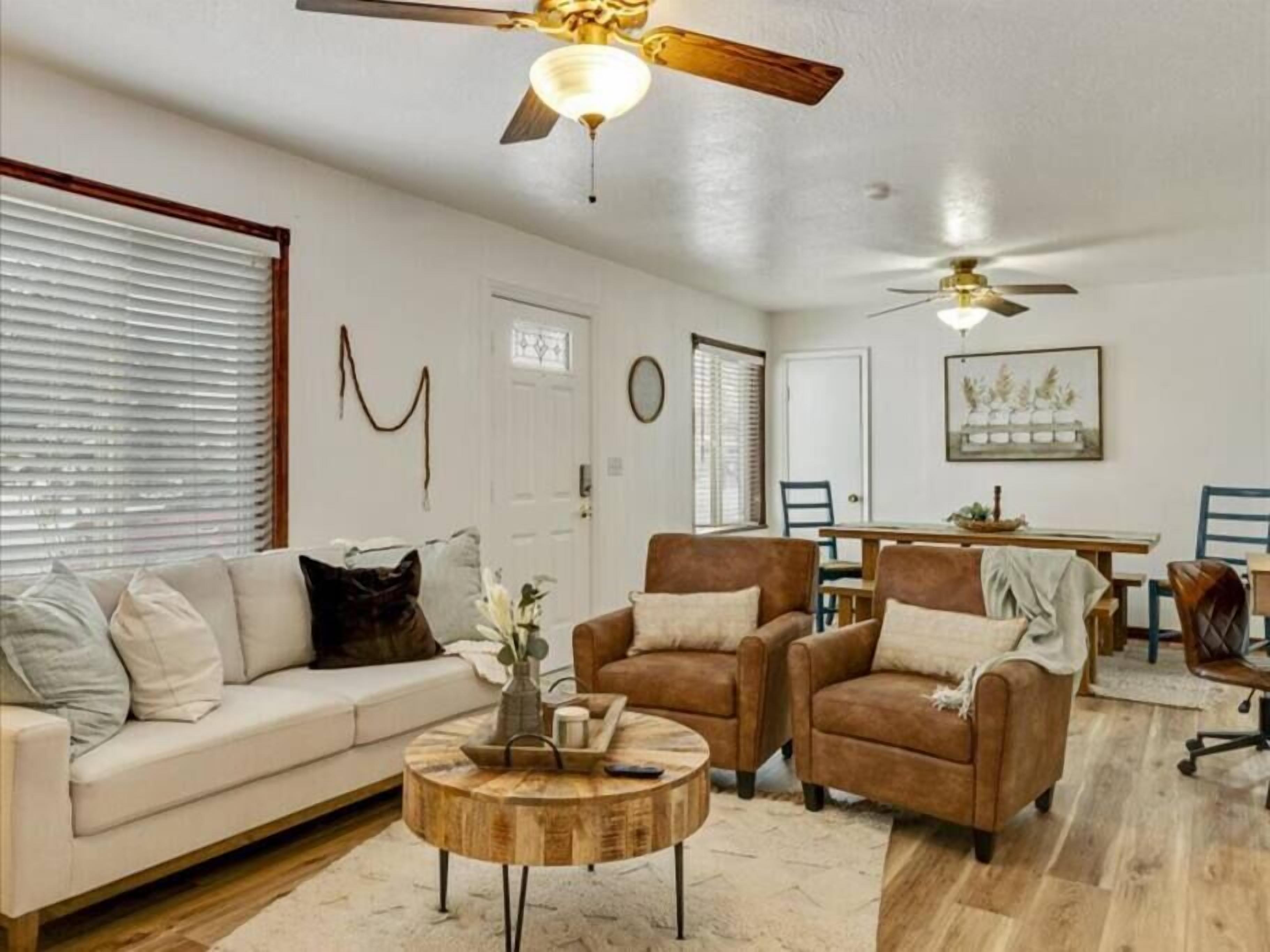 King Bed, Full Kitchen, Central Location!