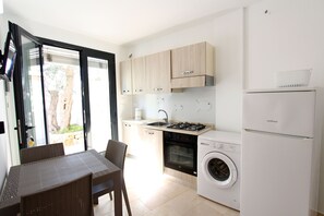 Frigorifero, forno, piano cottura, pentole/stoviglie/utensili