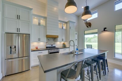 Modern Kennard Cabin w/ 3 Casitas - Walk to Pond!