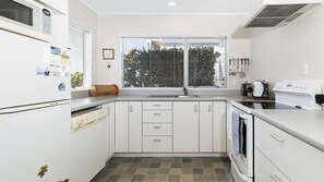 Geladeira, micro-ondas, lava-louças, torradeira