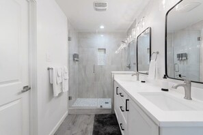 Badewanne, Haartrockner, Handtücher, Seife