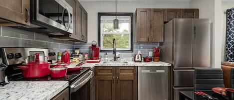 Kylskåp, mikrovågsugn, ugn och spishäll