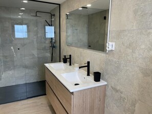 Dusche, Haartrockner, Handtücher, Seife