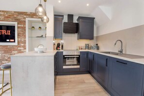 Fridge, microwave, oven, stovetop - York Luxury Apt, Bishopthorpe Rd, Sleeps 12 (York)