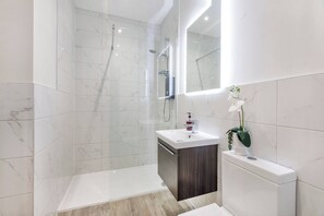Shower, hair dryer, towels
