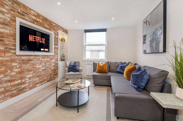 TV, offices - York Luxury Apt, Bishopthorpe Rd, Sleeps 12 (York)