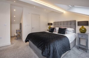 2 bedrooms, iron/ironing board, travel crib, WiFi - York Luxury Apt: Bishopthorpe Rd 1, Sleeps 6 (York)