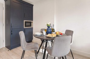 Dining - York Luxury Apt: Bishopthorpe Rd 1, Sleeps 6 (York)