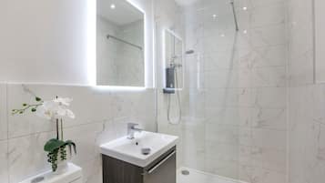 Dusj, hårføner og håndklær