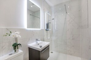 Shower, hair dryer, towels - York Luxury Apt: Bishopthorpe Rd 2, Sleeps 6 (York)