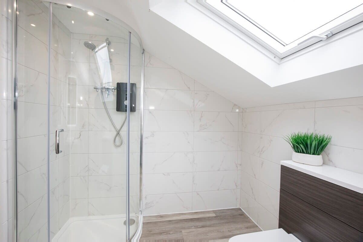 Shower, hair dryer, towels