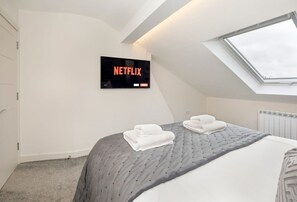2 bedrooms, iron/ironing board, travel crib, WiFi - York Luxury Apt: Bishopthorpe Rd 2, Sleeps 6 (York)