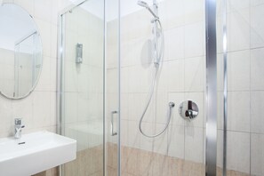 Economy Double Room | Bathroom | Shower, free toiletries, hair dryer, towels - Rometobe Rooms & Hospitality (Rome)