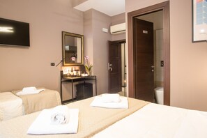 Triple Room | Down duvets, minibar, in-room safe, desk - Rometobe Rooms & Hospitality (Rome)