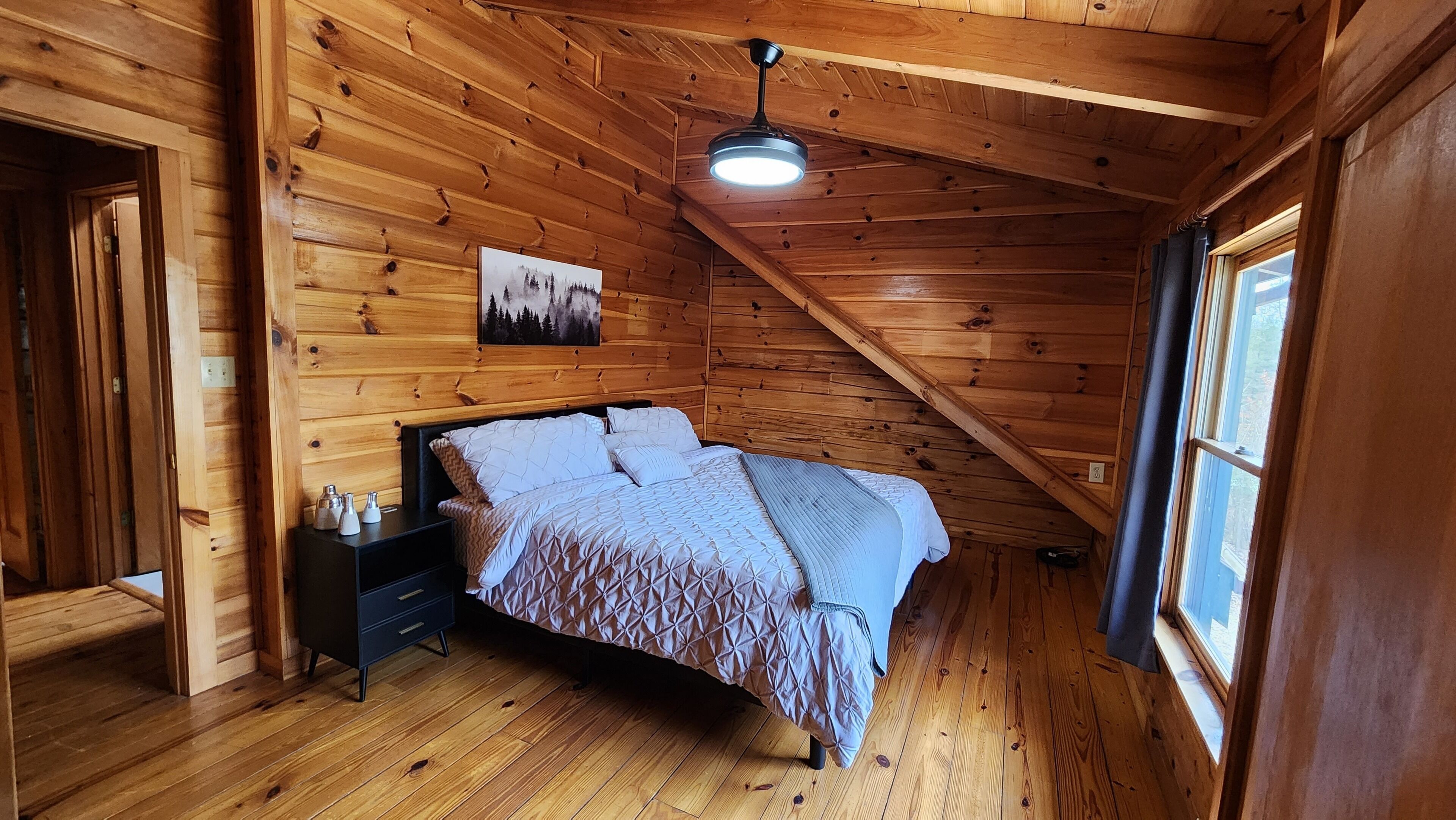 JennyBud Cabin.  Private with HotTub and Firepit.