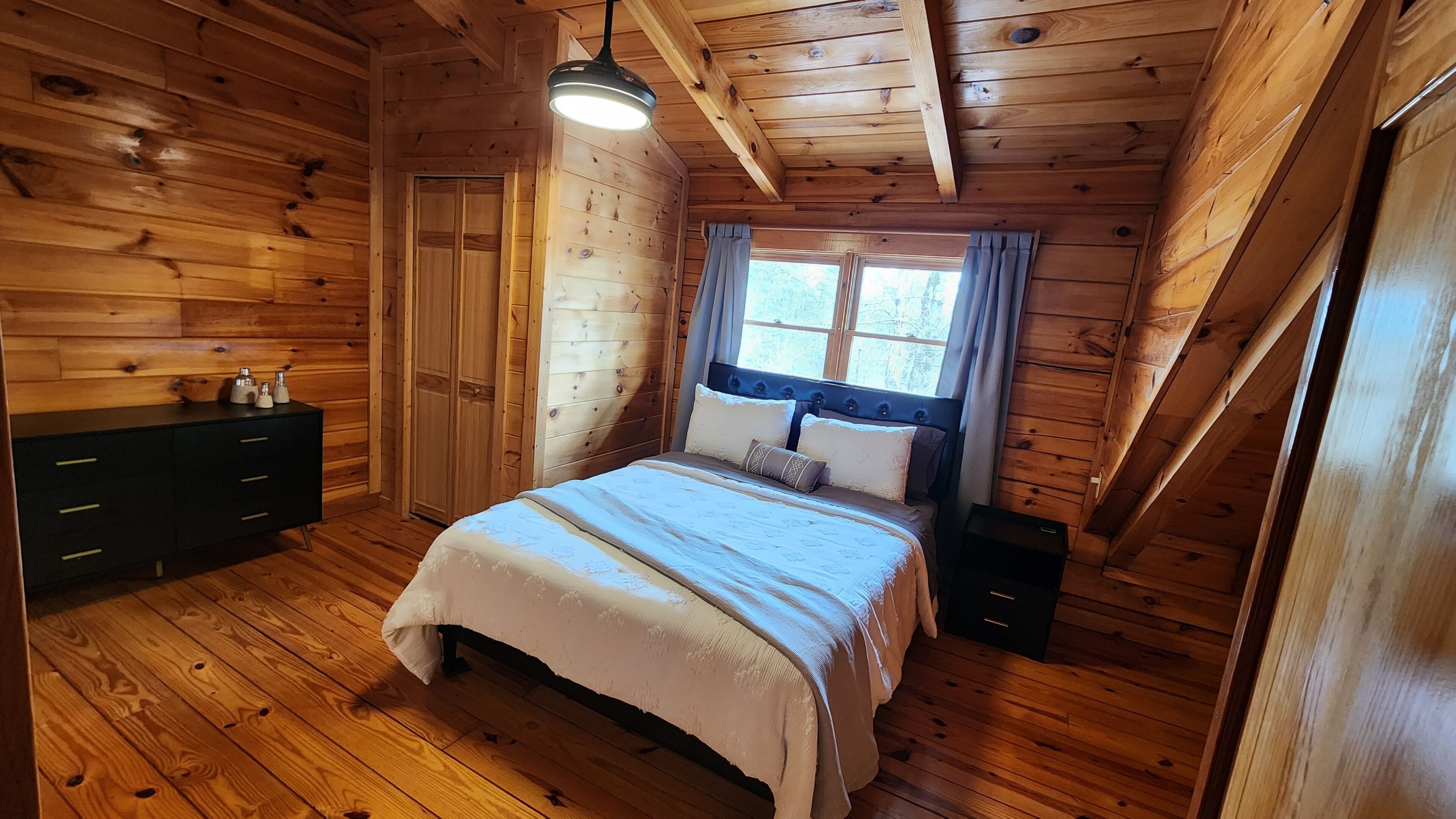 JennyBud Cabin.  Private with HotTub and Firepit.