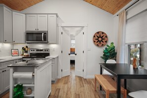 Frigorífico, microondas, horno y placa de cocina