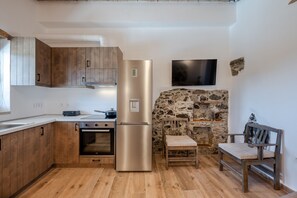 Réfrigérateur, four, cafetière/bouilloire, bouilloire électrique