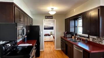 Køleskab, mikrobølgeovn, ovn, kogeplade