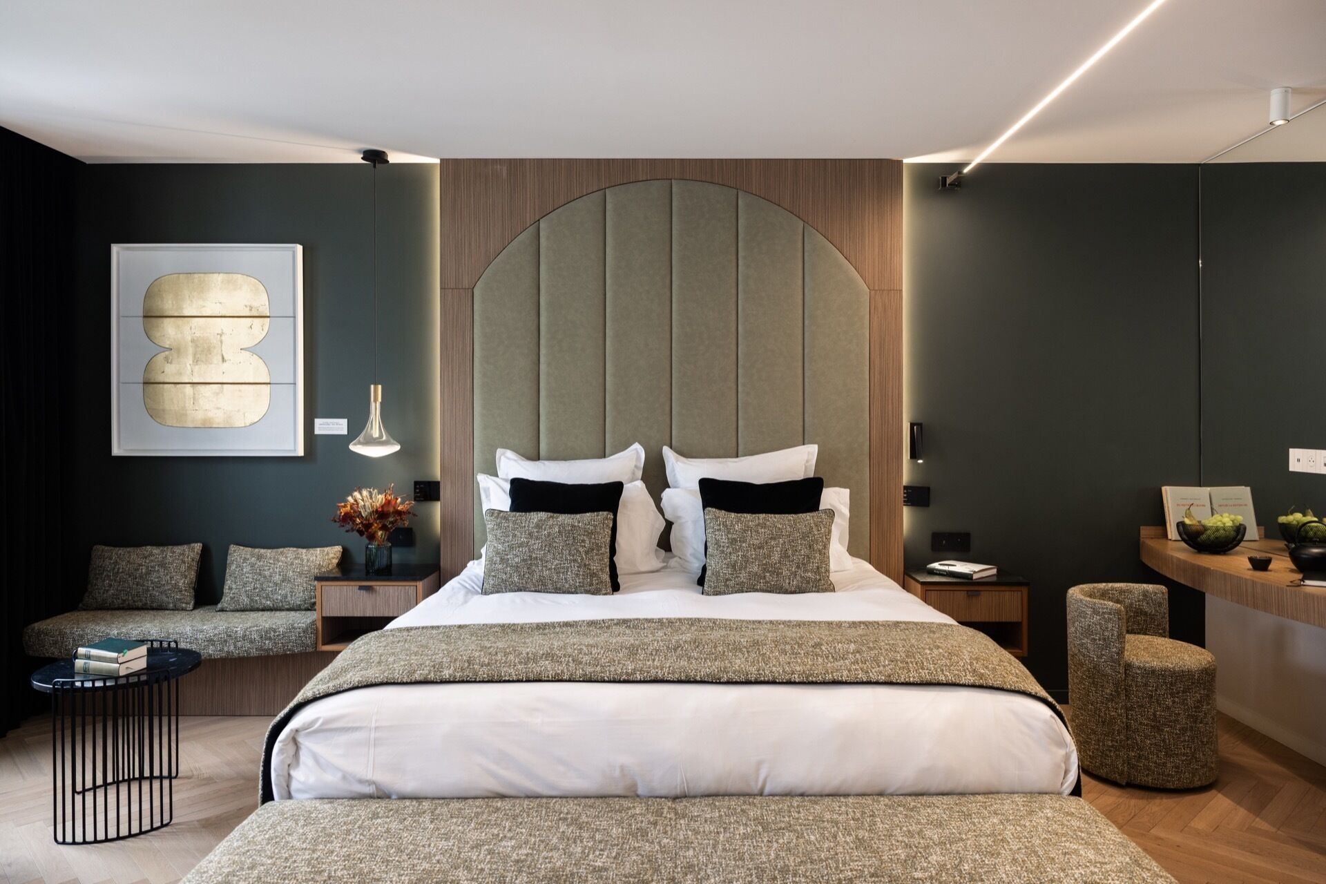 Deluxe Suite, Ensuite | Desk, laptop workspace, blackout drapes, soundproofing