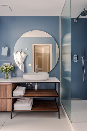 Suite, mit Bad | Badezimmer | Designer-Toilettenartikel, Haartrockner, Bademäntel, Hausschuhe