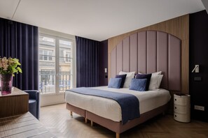 1 Schlafzimmer, individuell dekoriert, Schreibtisch