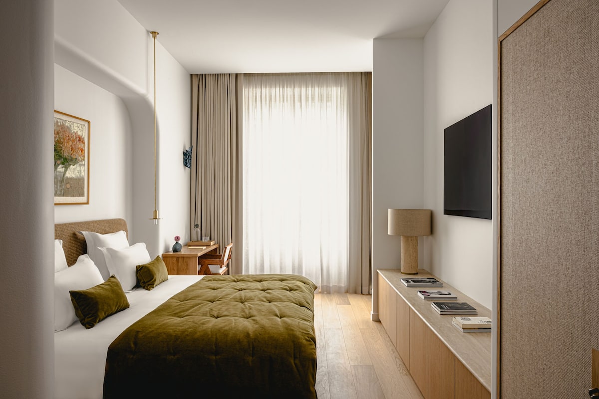 1 Schlafzimmer, individuell dekoriert, Schreibtisch