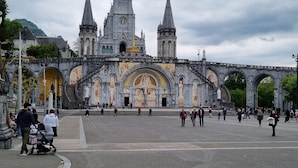 Una catedral histórica con dos torres destacadas, una gran cúpula central y una fachada detallada con arcos y estatuas.