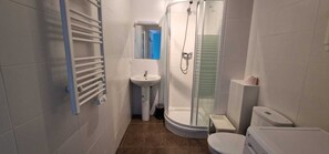Haartrockner, Bidet, Handtücher, Toilettenpapier
