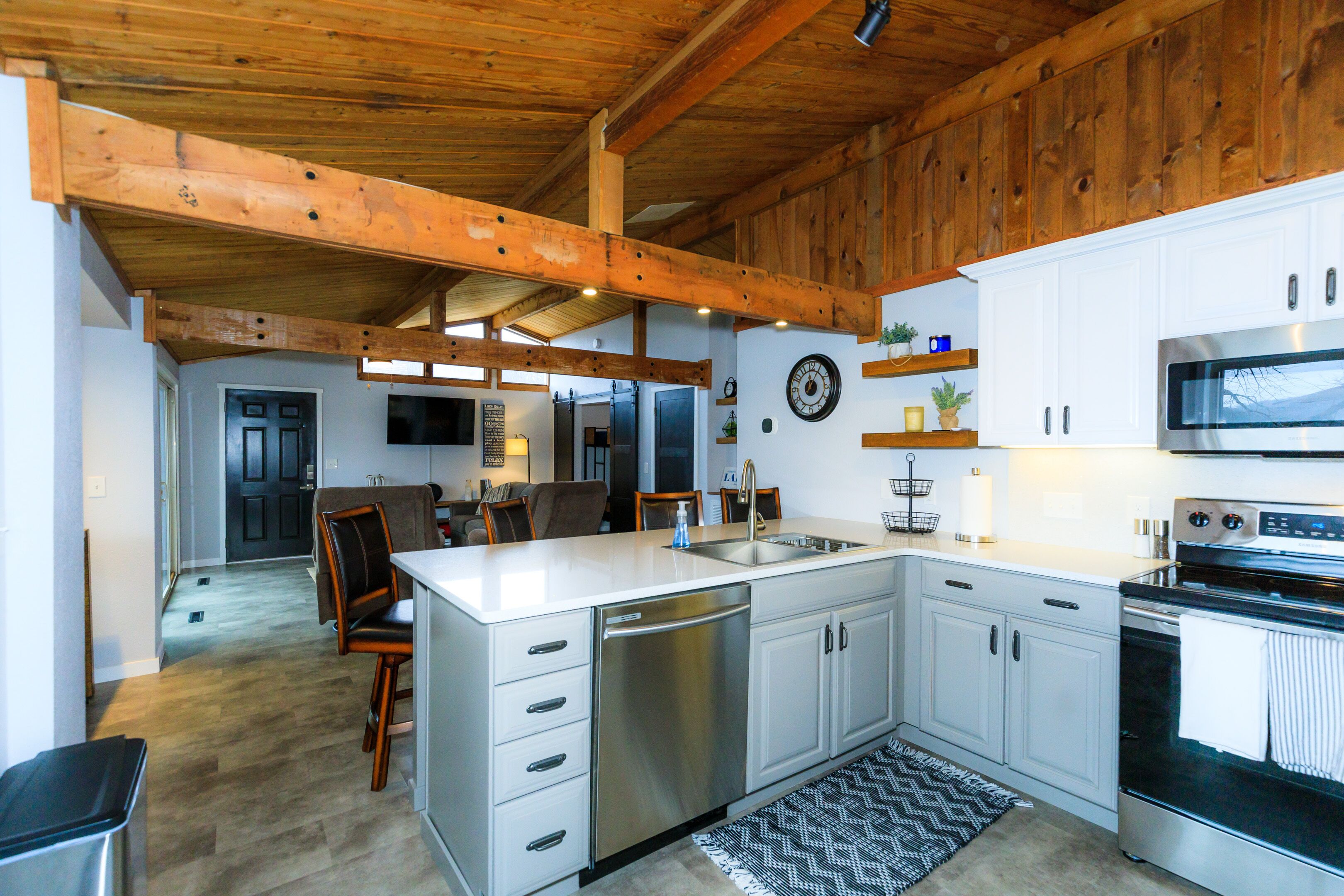 New Remodel 3 Bedroom Lake home with Dock 