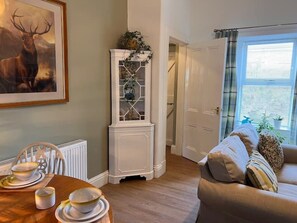 Flat-screen TV, DVD player - Berry View - Idyllic cosy cottage on berry farm (Rattray)
