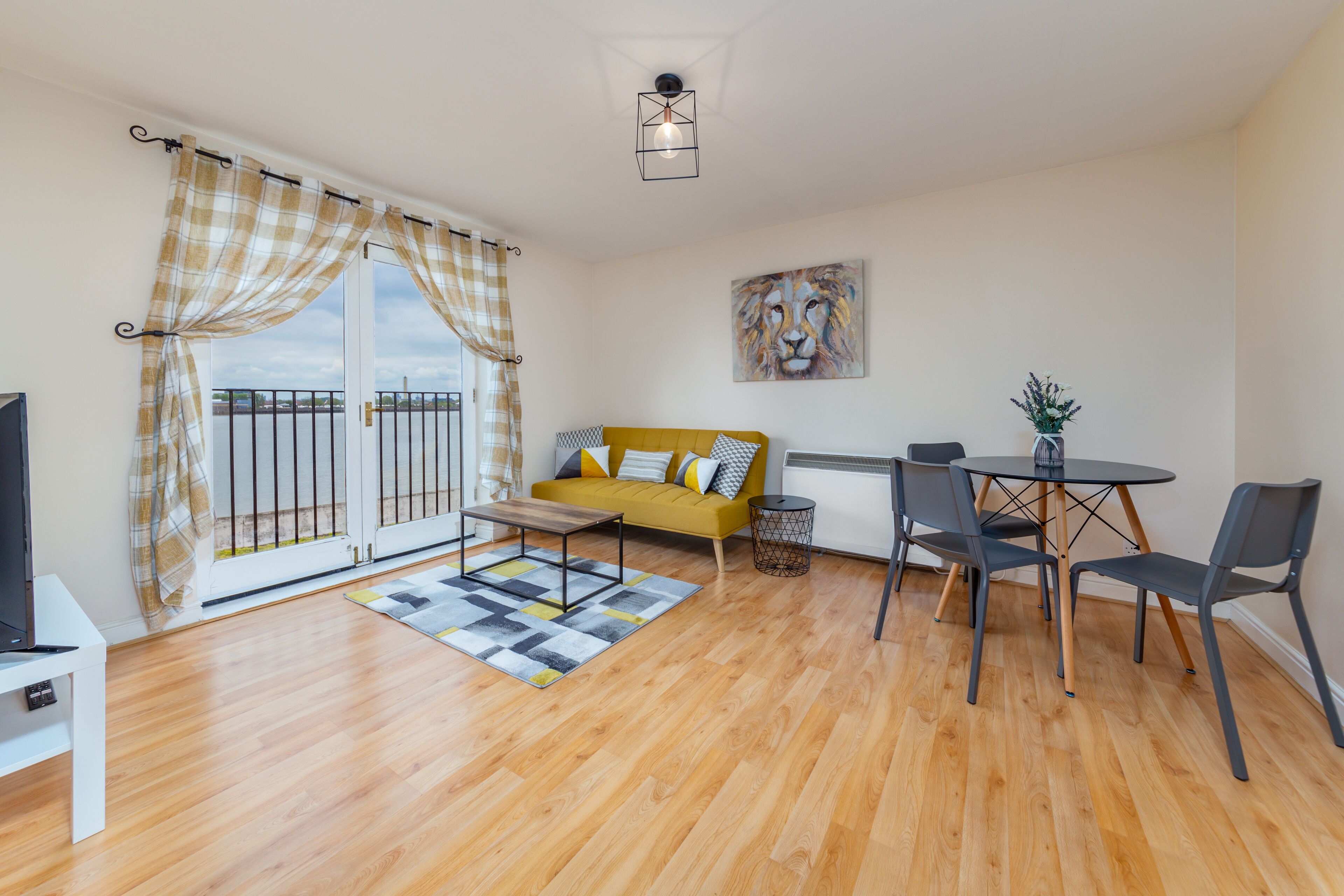 Great 2 bedroom apartment with a lovely view over the River Thames