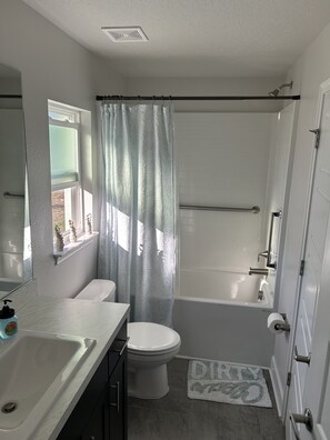 Dusche, Haartrockner, Handtücher, Seife