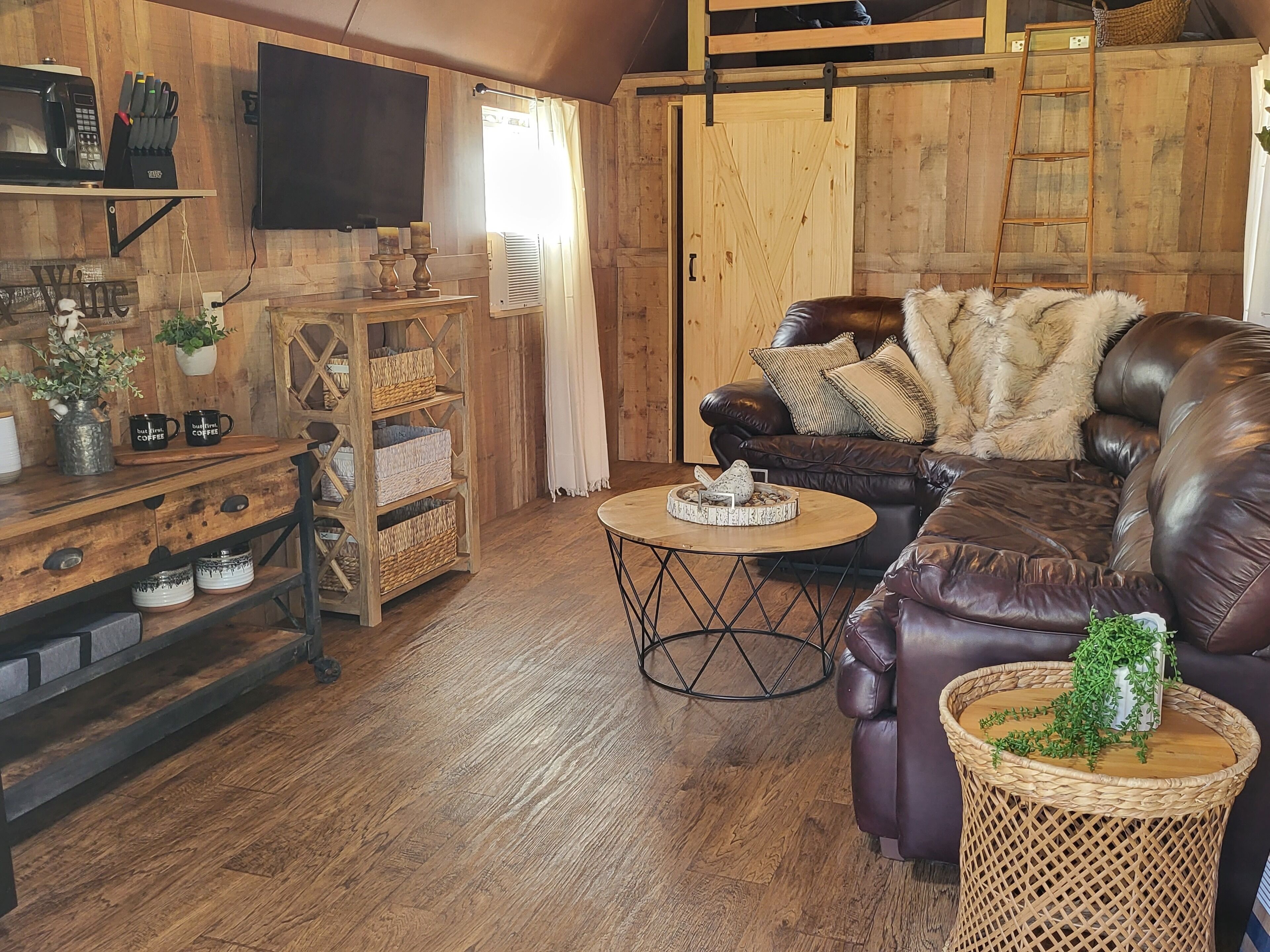 Cabin at the Illinois River floating Golfing ATV trails