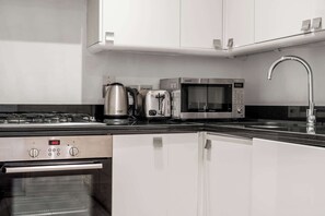 Frigorífico, microondas, horno y placa de cocina