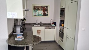 Kaffetrakter/tekoker, kjøleskap, mikrobølgeovn og ovn