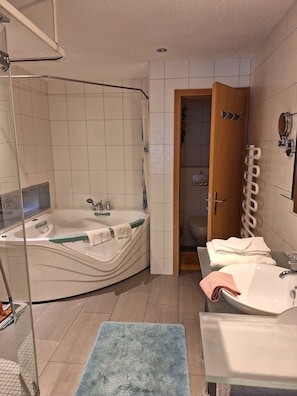 Shower, jetted bath, hair dryer, towels - Beatenberg / Interlaken Luxury apartment for a relaxing and active vacation (Beatenberg)