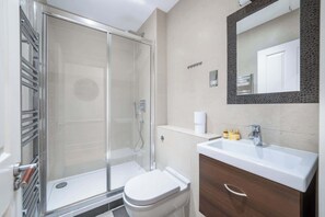 Baignoire, sèche-cheveux, serviettes fournies, shampoing