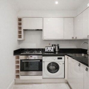 冷蔵庫、電子レンジ、オーブン、コンロ