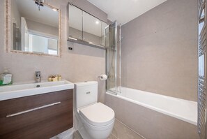 Badekar, hårføner og håndklær